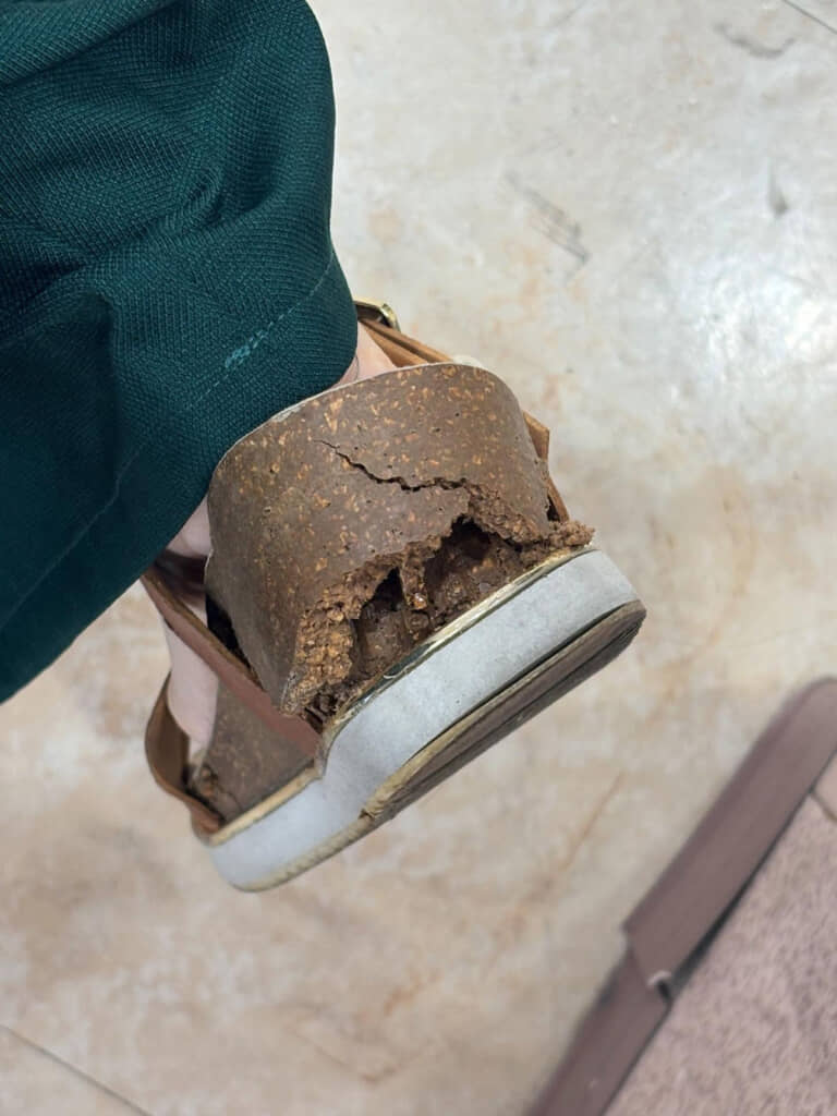 ひび割れたサンダルのソール（横から）