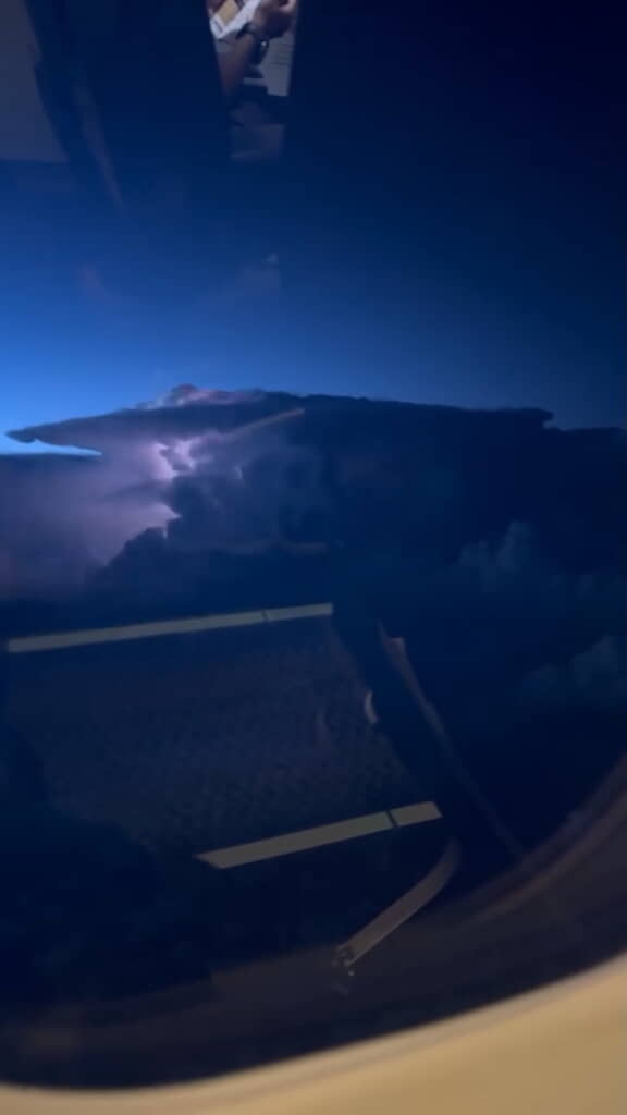 飛行機の窓から外を見ると……