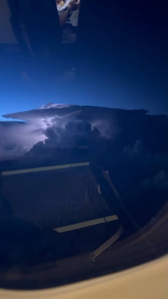 青白い閃光が美しい