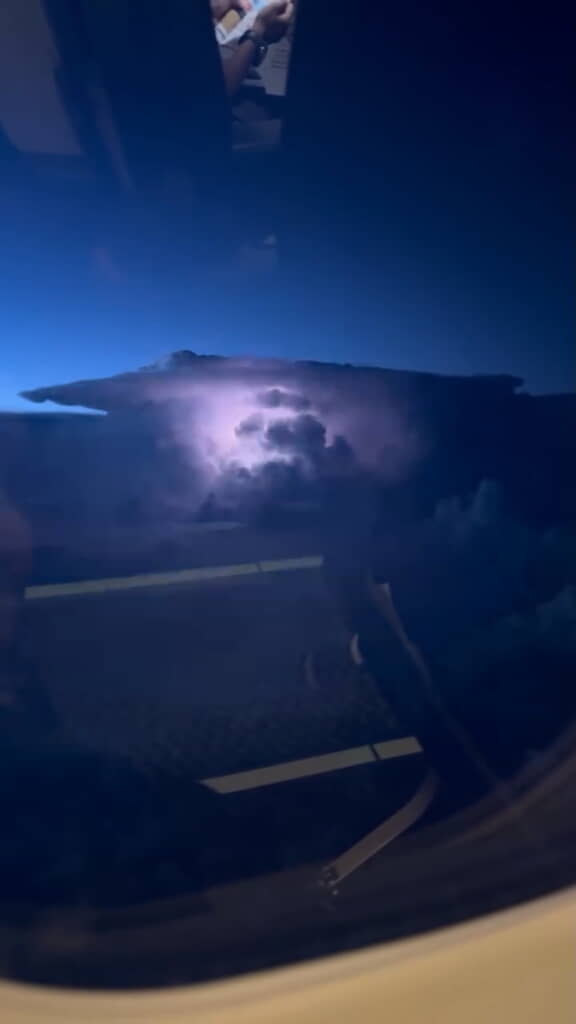 一瞬の光で雲のシルエットがくっきり浮かび上がる