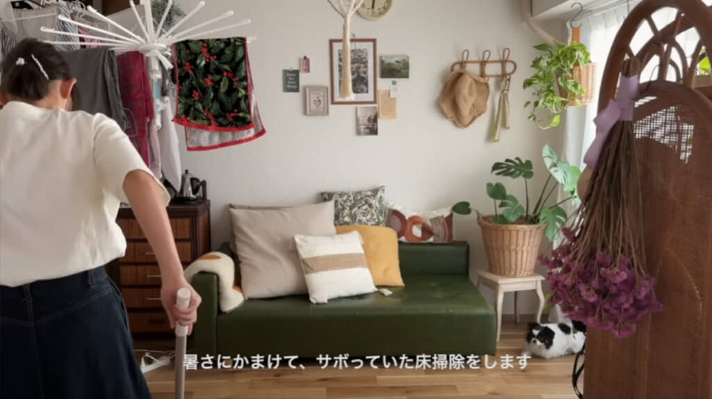 リビングを掃除するこよみさんと、愛犬の小雪ちゃん（画像右下）
