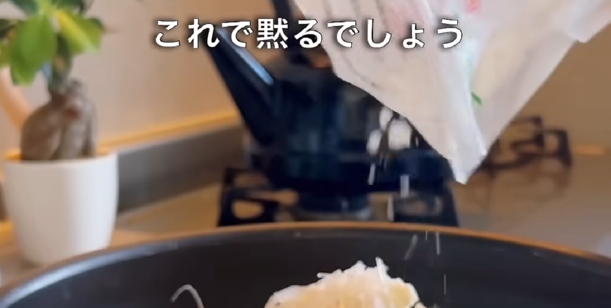 「お母さんだってお腹空いてんねん！」大食い夫が黙った妻の“エビ料理”に「スゴい、天才…！」「めっっっちゃよき」　驚きの完成品が話題（1/3） | グルメ ねとらぼ