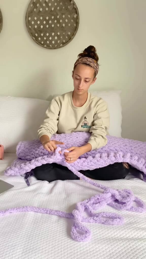 編み進められて形になってきたブランケット