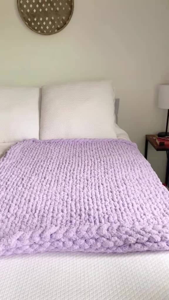 完成したラベンダー色のブランケット