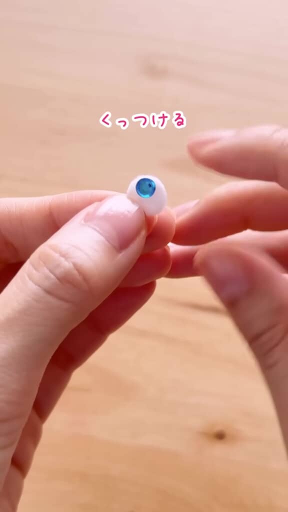 白いフェルトに青い宝石シールを貼っている工程