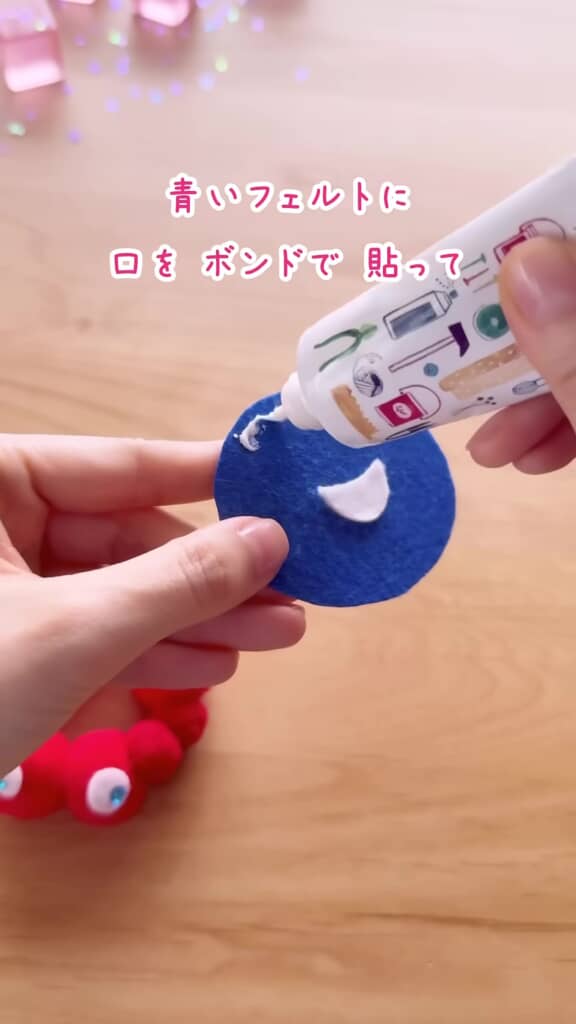 青いフェルトに口を貼りつけているところ