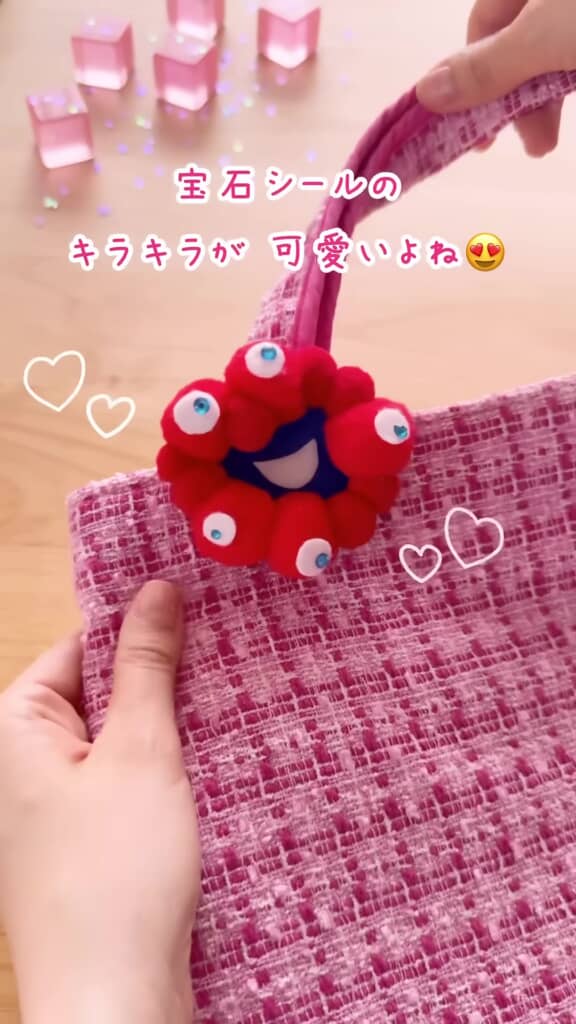 ピンクのカバンにブローチをつけた状態