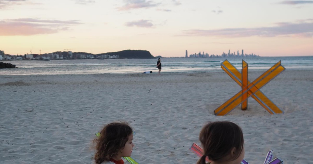 2児の母が娘たちのため、夜な夜な毛糸を編み進めると……　完成した1着に「すんごく可愛い」「お似合いですね」（1/3） | ライフスタイル ねとらぼ