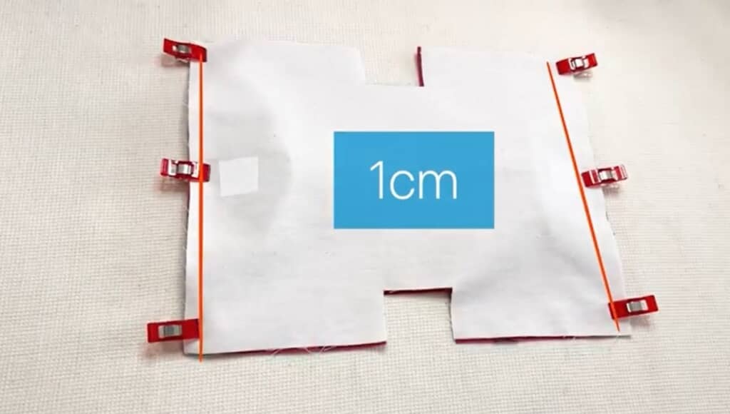 ポケットの裏地を重ねて縫います