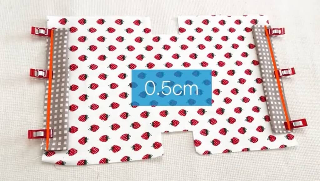 巾着布の表地にヒモ通し布を縫い付けます