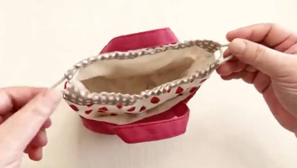 ヒモを通します