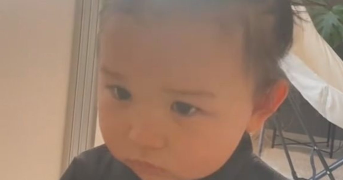 激おこモードの1歳娘、ママが謝ると……　190万再生のまさかの光景に「これは怒られたい」「吉本にこんなネタあったな」（1/3） | 教育・子育て ねとらぼ