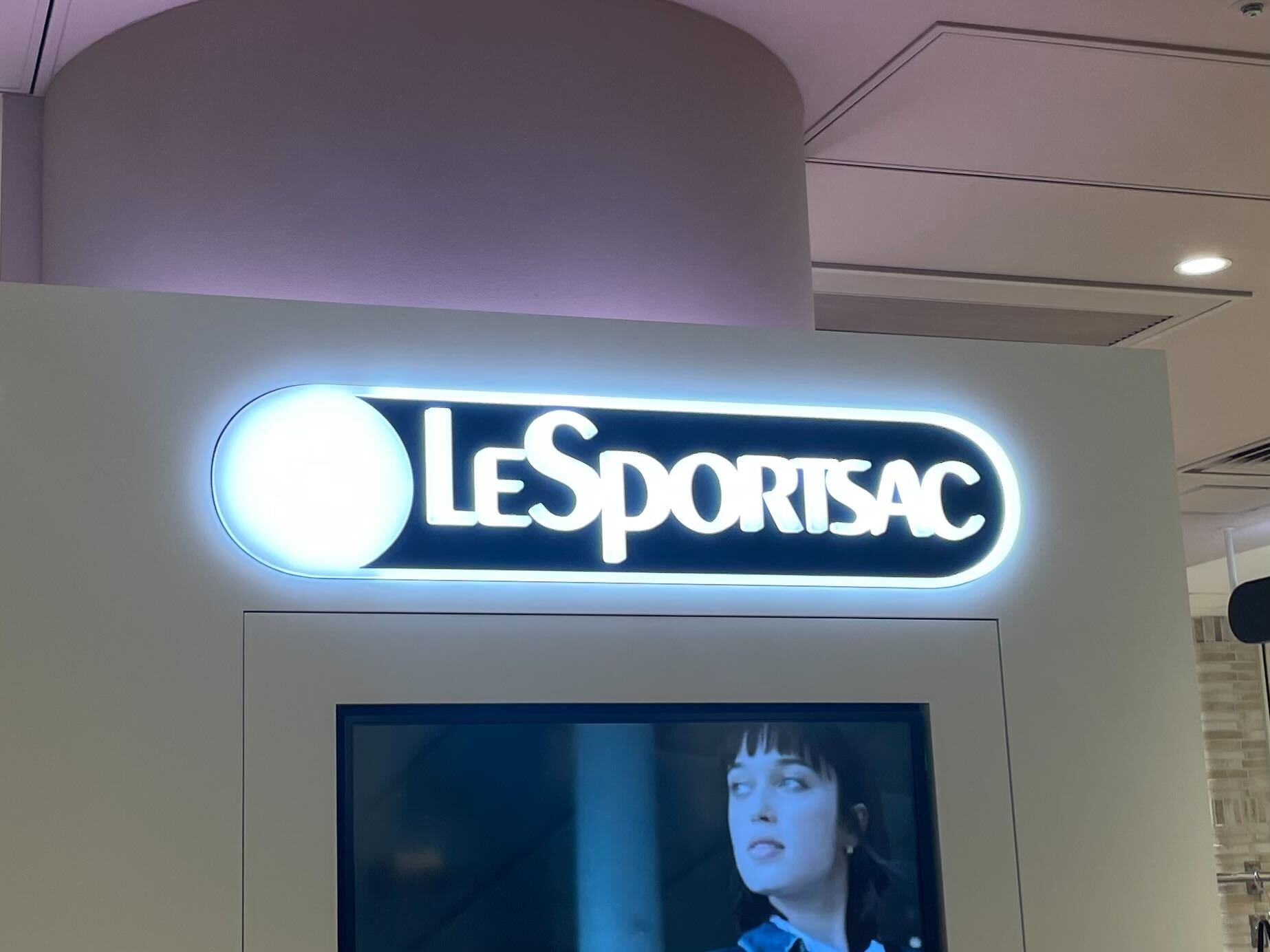 「ペットボトルも余裕で入る」 LeSportsac(レスポートサック)の“ショルダーバッグ”が大好評 「底マチが広くてたくさん入る」「軽くて小型、丈夫で便利」 | バッグ ねとらぼリサーチ