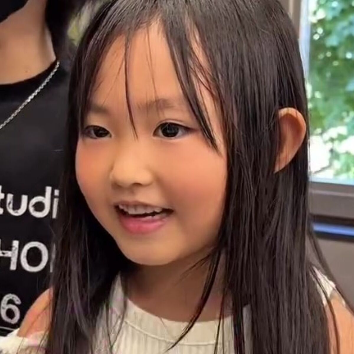 6歳娘のヘアカット→美容師の本気で……　母も驚きの仕上がりに「大人っぽーー！」「お姫さまみたい」と大反響（1/3） | 美容 ねとらぼ