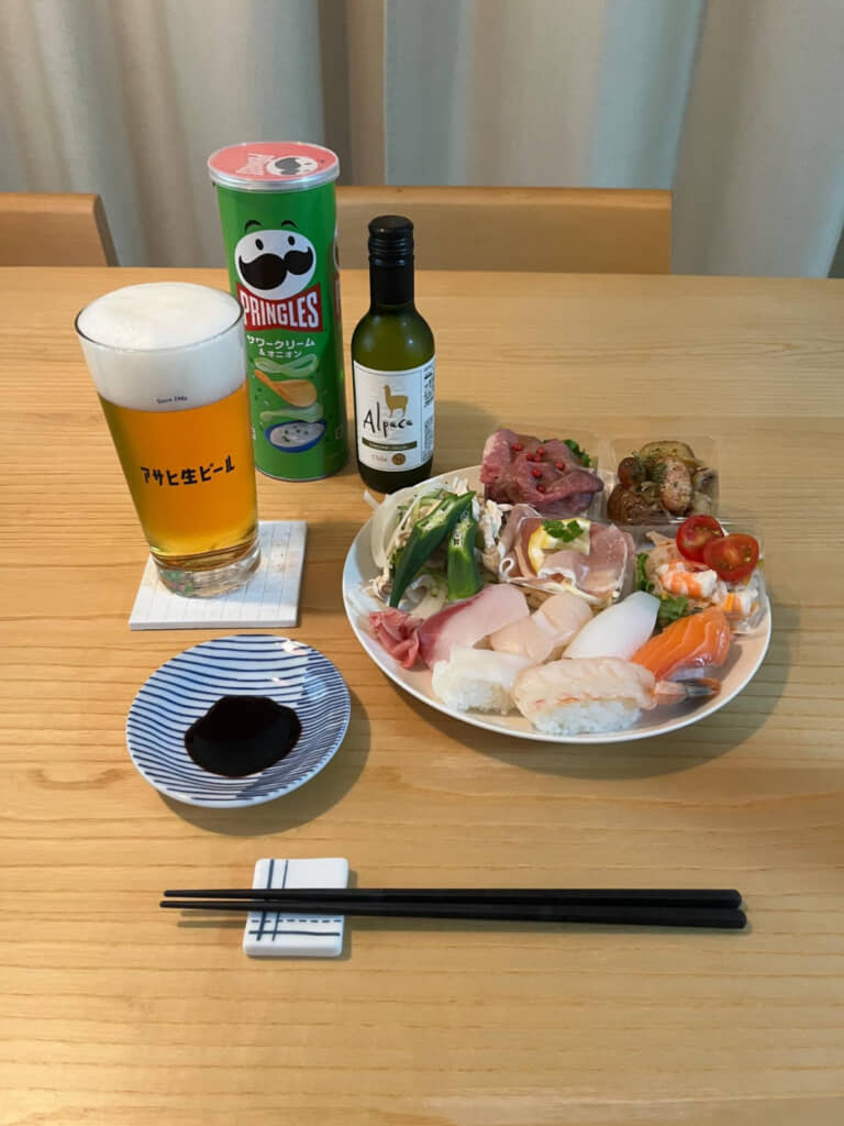 自宅では妻による贅沢な宅飲みが行われていました