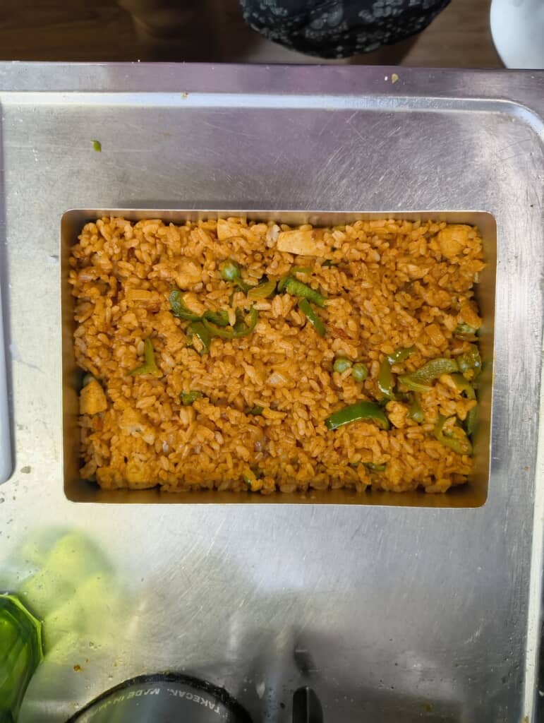 卵の下はチキンライス