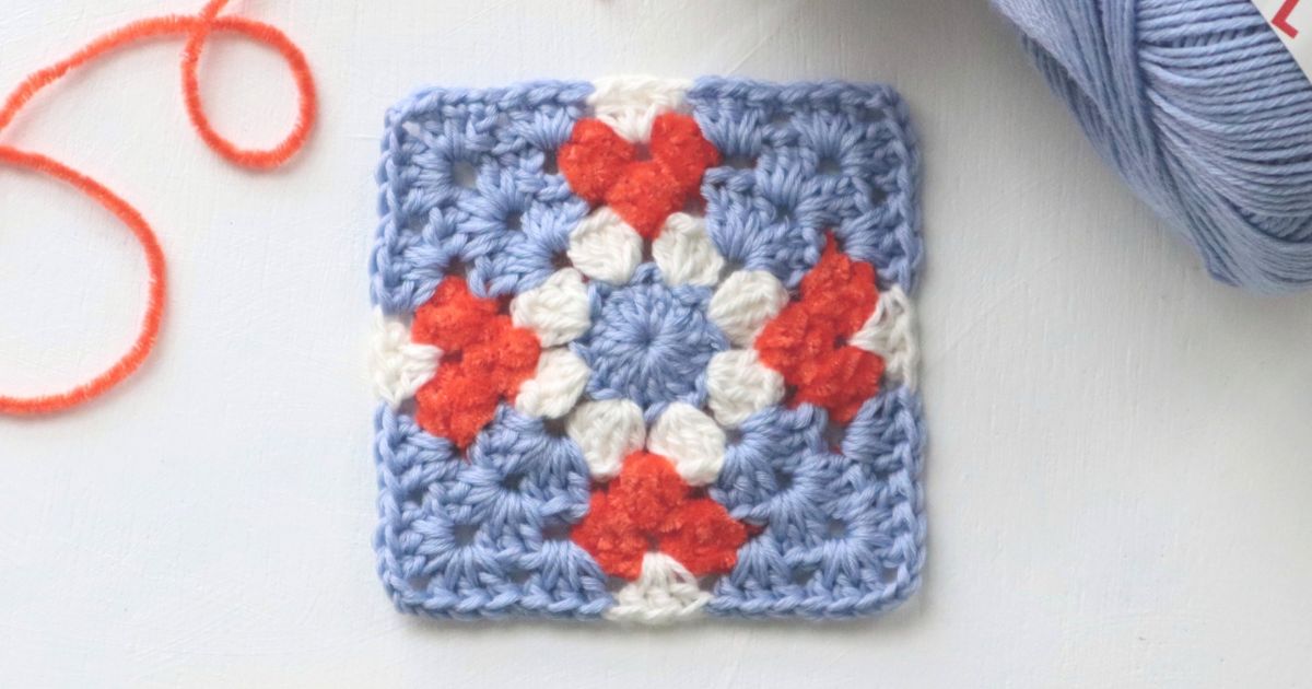 【かぎ針編み】ハートとお花のモチーフをたくさん編んで、つなげていくと……　レトロでさわやかなお出掛けアイテム完成に「すごい！」「抜群に素敵」（1/3） | ライフスタイル ねとらぼ