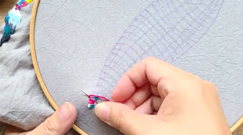 サテンステッチで刺繍する