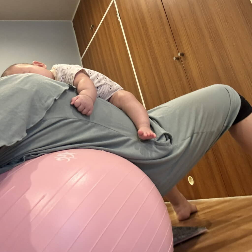 バランスボールに乗っているママに抱っこされて夢の中へ
