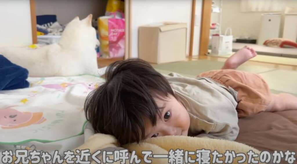 坊やくんはお兄ちゃんと一緒に寝たかったのかな？