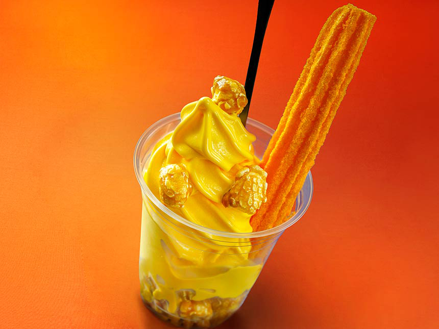 10月31日まで販売中の「ハロウィーンサンデー（パンプキンソフトクリーム＆チュロス）」