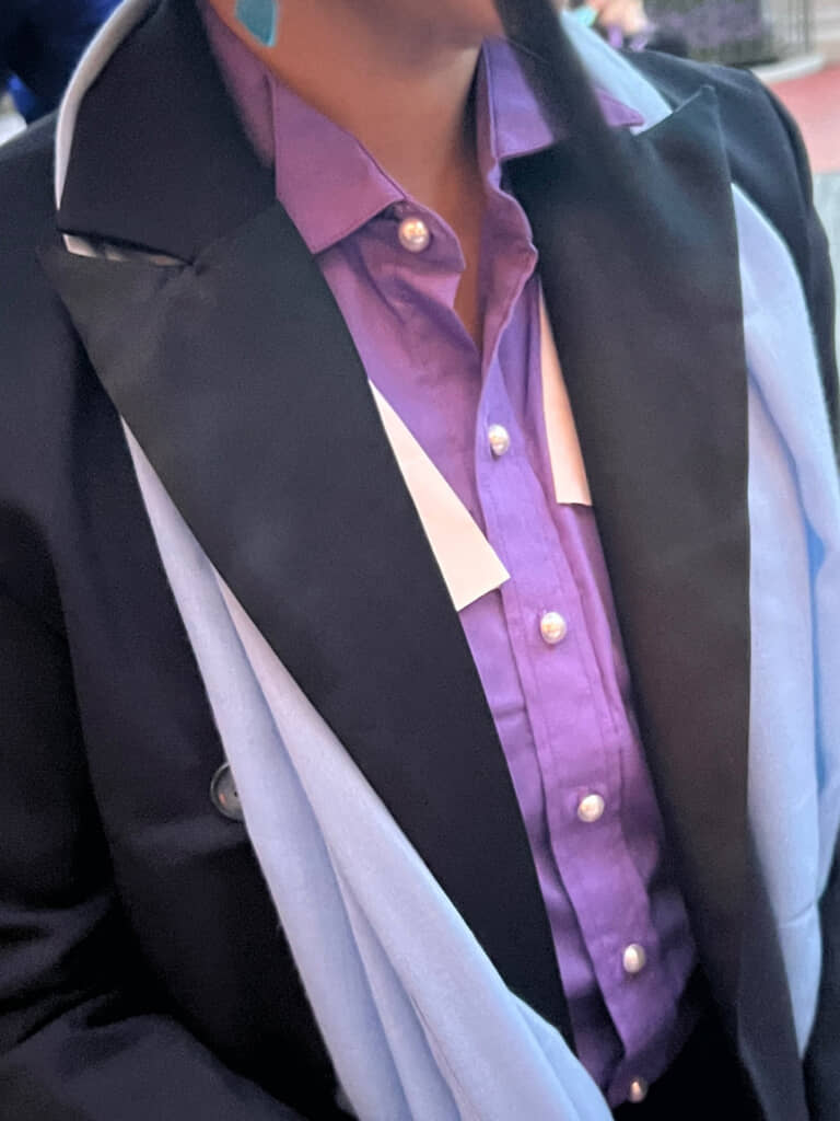 白いネクタイをよく見ると……