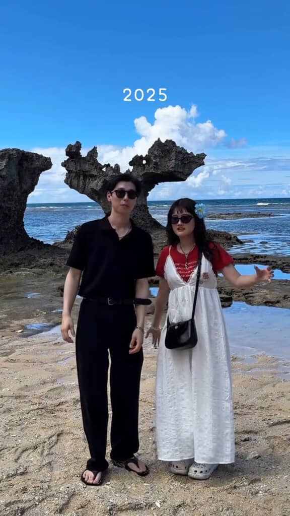 ハートの形の岩の前に立つ2人