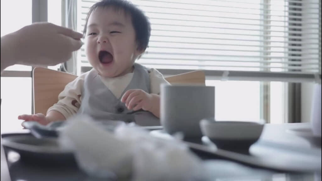 ママからごはんをもらう赤ちゃん