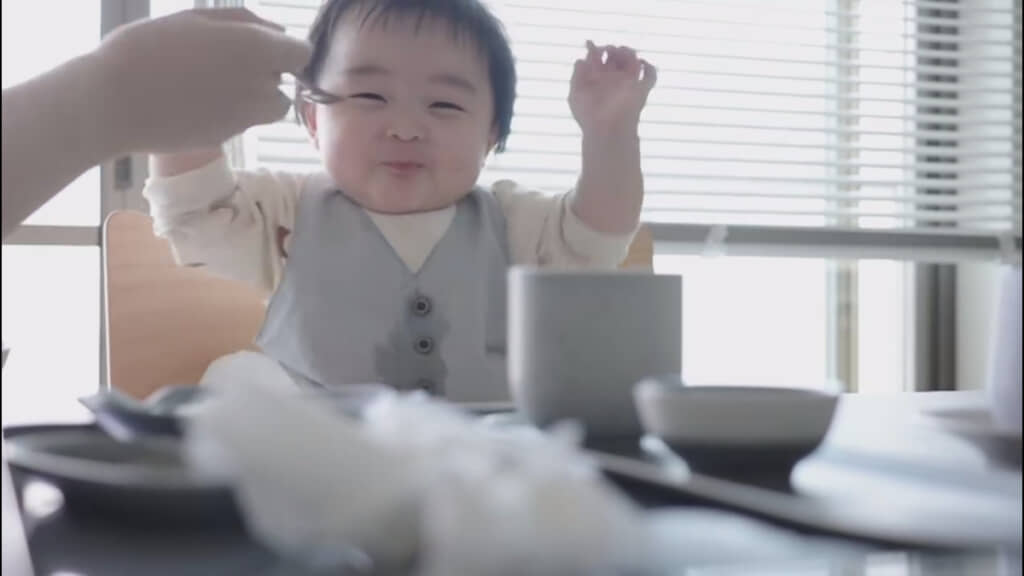 食べたとたんにニコッ