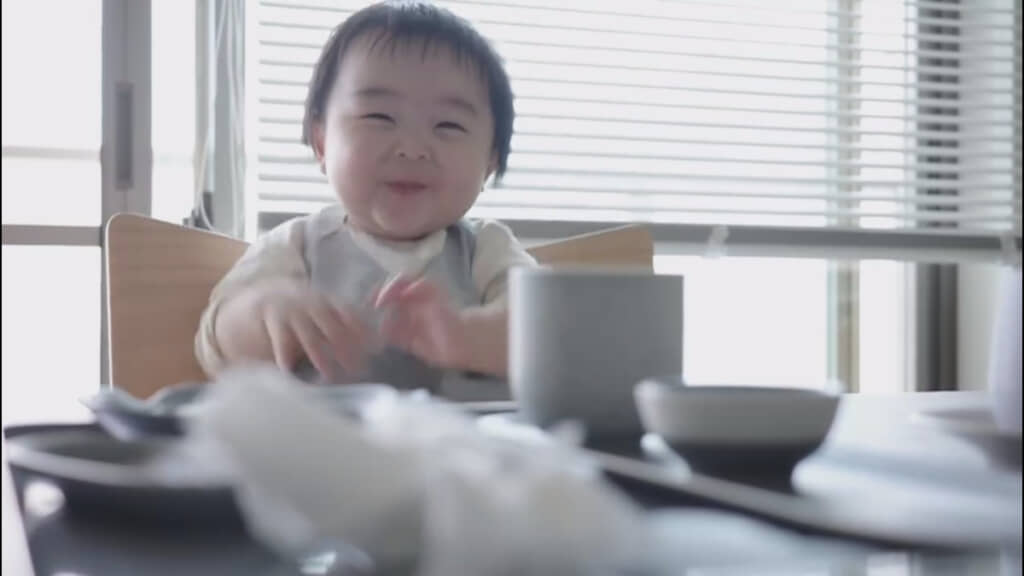 うれしそうに両手をバタバタ