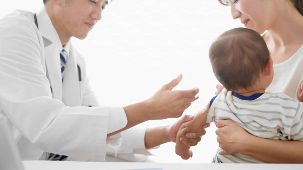 予防注射にきた赤ちゃん（出典：PIXTA）