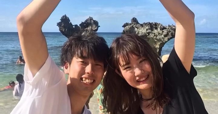 海でハートポーズを決める高校生カップル→10年後に同じ場所に行くと……　最高すぎる現在の2人に称賛「素敵すぎる」「お二人とも変わらないね」（1/3） | ライフスタイル ねとらぼ