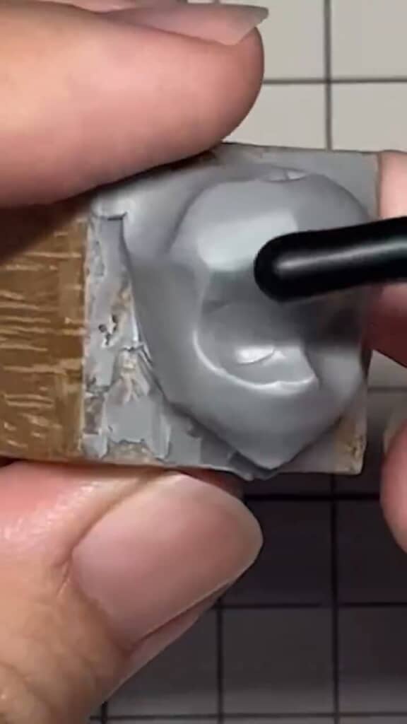 くぼみがついて顔らしく