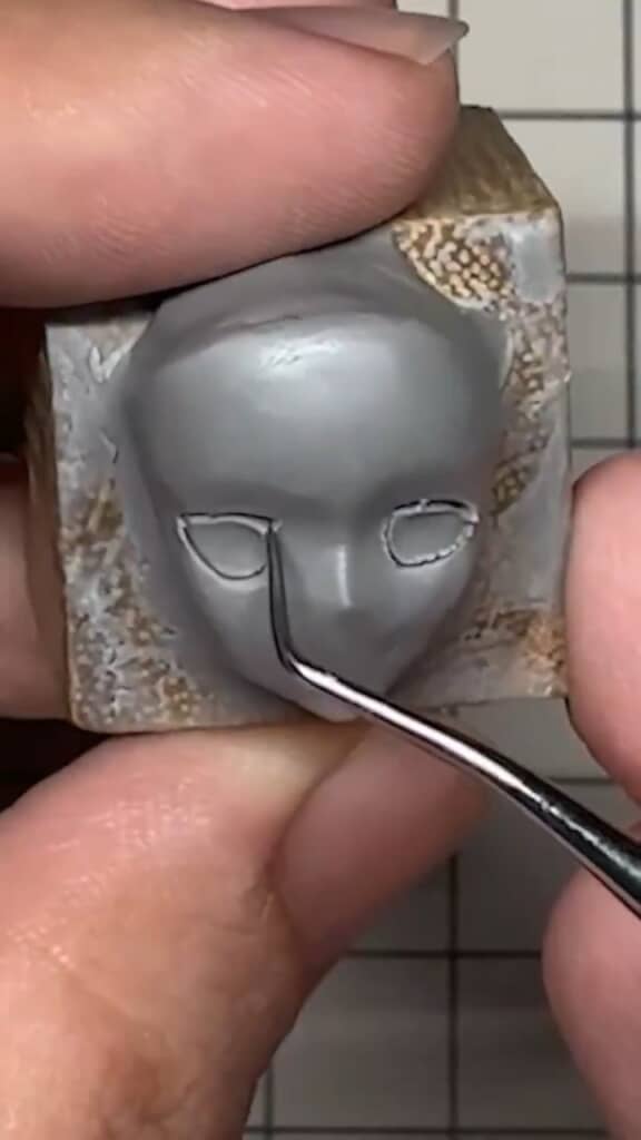 目が彫り込まれ、だんだん生き生きしてきます