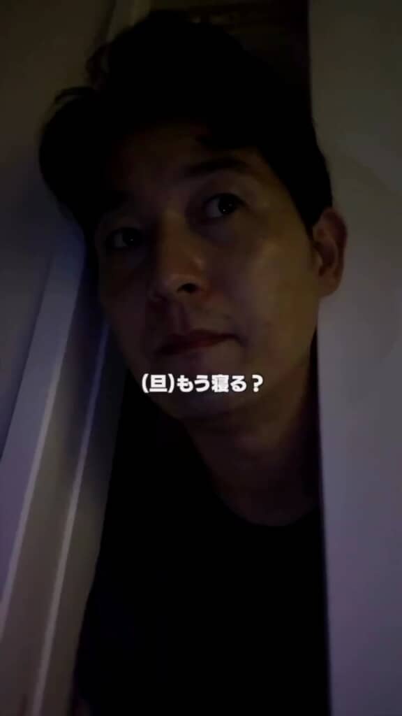 「もう寝る？　カフェ行かん？」