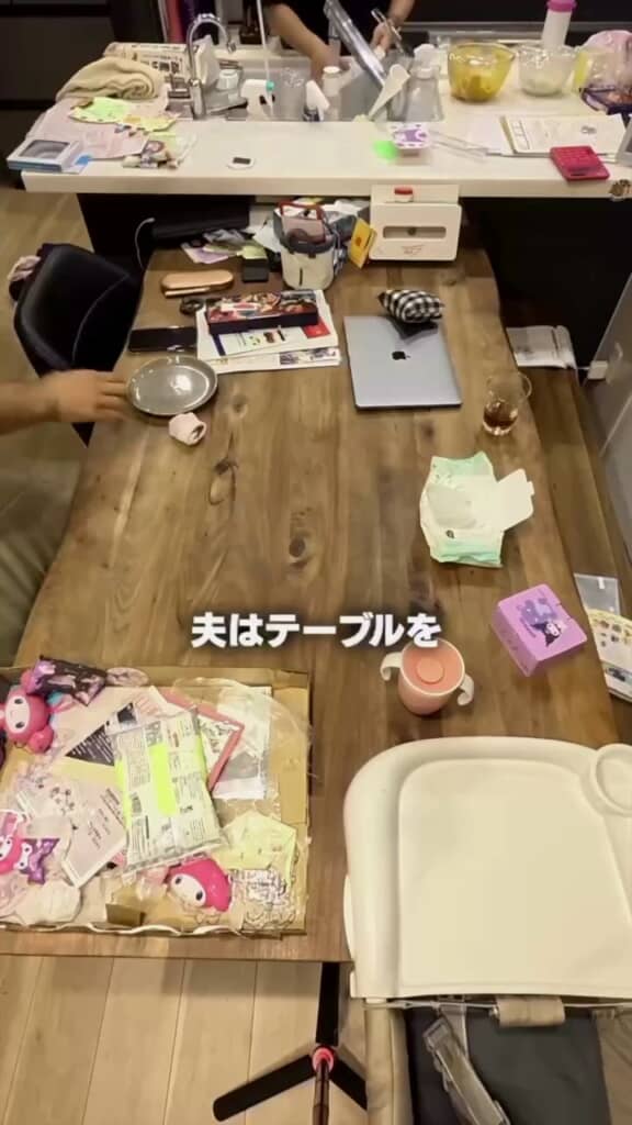 妻が料理をしている間に夫はテーブルを