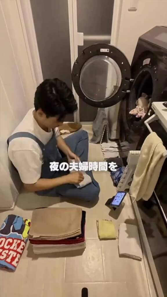 夜のために家事を頑張る夫