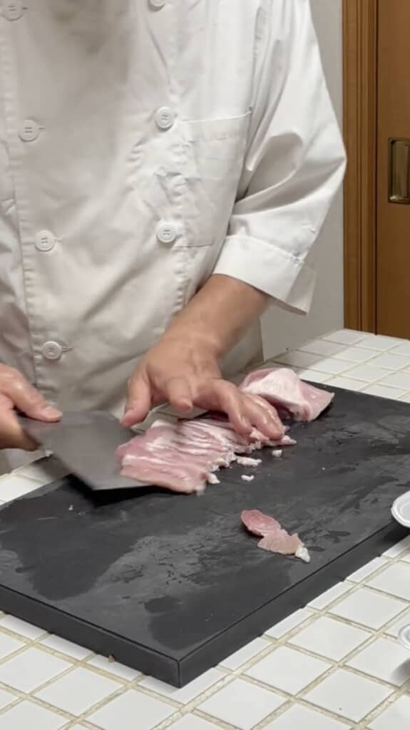 豚肉はブロックから薄切りにします