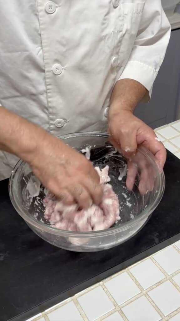 肉に調味料と片栗粉を揉み込み