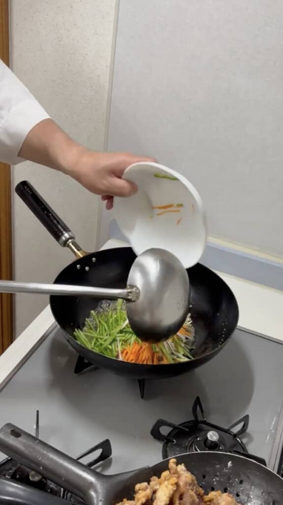 続いて野菜を炒め