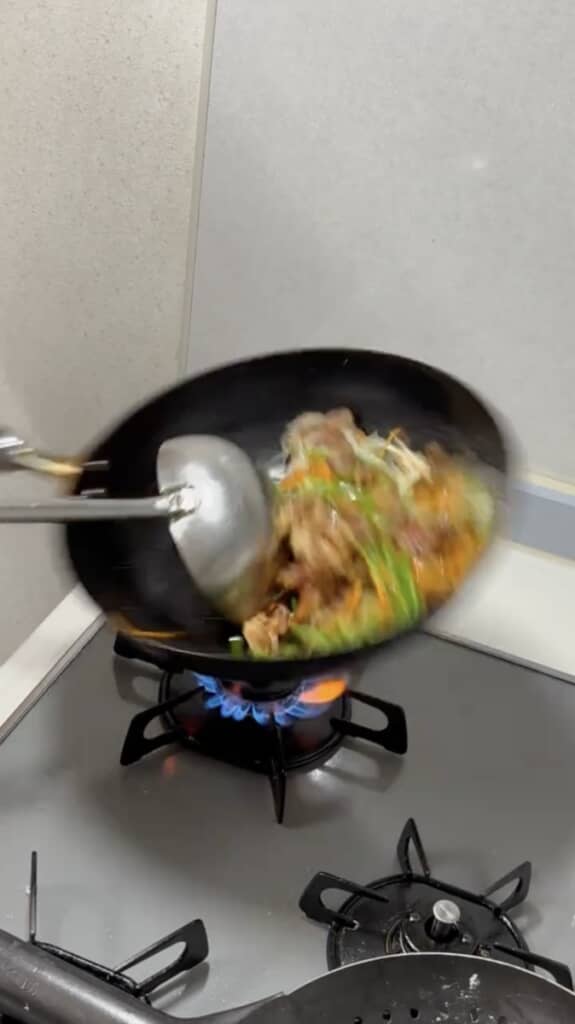 豚肉も加えて勢いよく炒めます