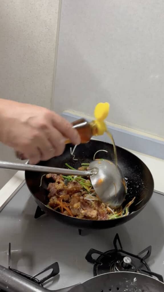 最後にごま油を回しかけ……