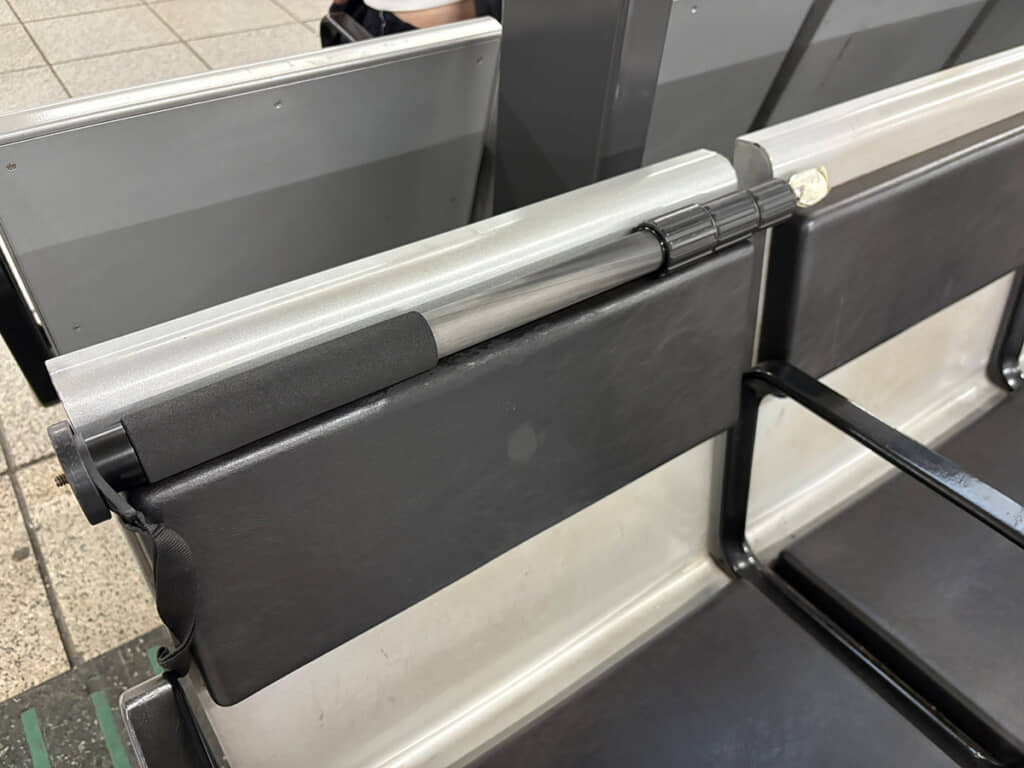 ベンチと同化した一脚