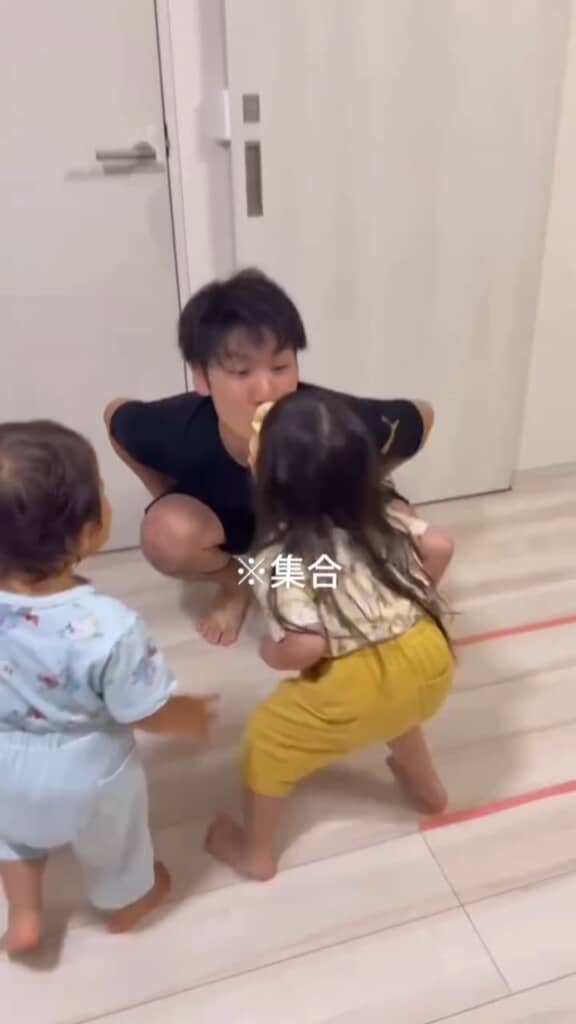 輪になって集合する3人