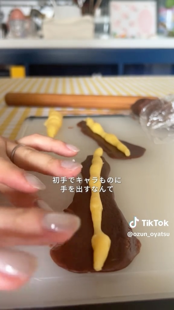 プレーンとココア、2種類の生地でパーツ作り