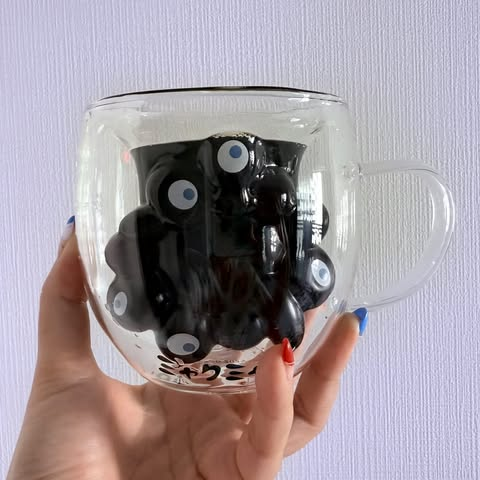 コーヒーを注いだ漆黒ミャクミャク