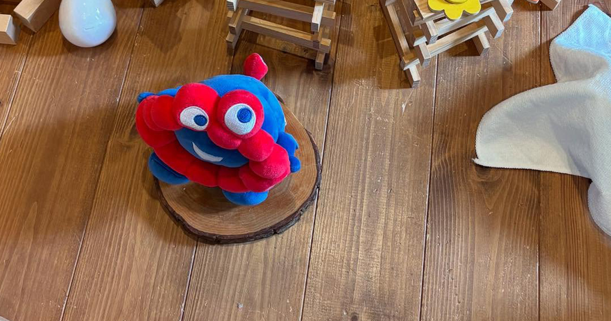 万博大好きなママ、子どもたちと“家にあるもの”で会場を再現したら……　「これは完全に万博」「すぎょいい天才」（1/4） | 育児 ねとらぼ