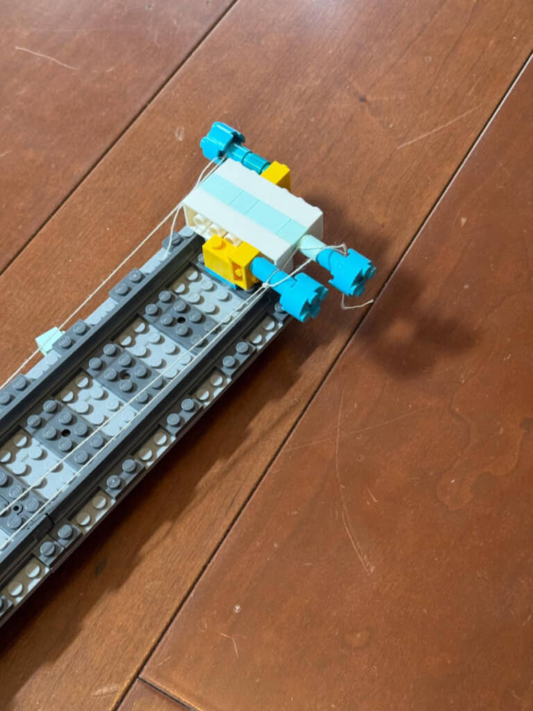 ペグには弦に見立てた糸