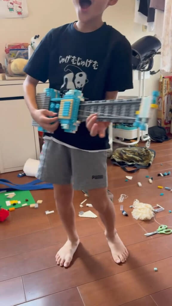 自作のギターでノリノリの息子さん