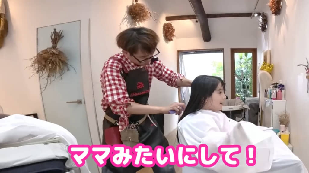 隣（画像手前）にいるお母ちゃんを見て、同じ髪型にしたくなった様子です